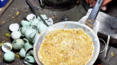 Kerak telor, geleneksel bir sokak yemeği Betawi yumurta tabağı, sıcak kömür üzerine. Yumurta, glutinous pilavı ve baharat karışımı.