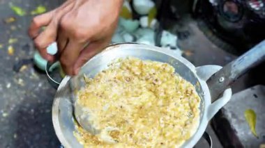 Kerak telor, geleneksel bir sokak yemeği Betawi yumurta tabağı, sıcak kömür üzerine. Yumurta, glutinous pilavı ve baharat karışımı.