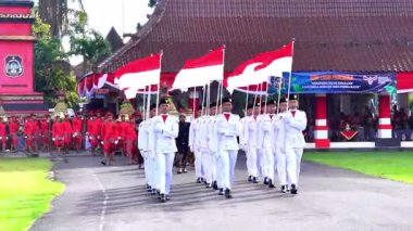 Endonezya bayrak kaldırma birlikleri (Paskibraka) bayrağı taşırken yürür