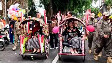 Blitar şehrinin belediye başkanı Syauqul Müshibbin (Mas Ibin) Grebeg Pancasila 'da