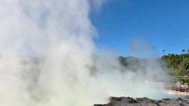 Kawah Sikidang (Sikidang Krateri). Popüler turizm merkezi. Burası sülfürik buhar, kaynayan çamur ve jeotermal aktiviteleriyle bilinir.