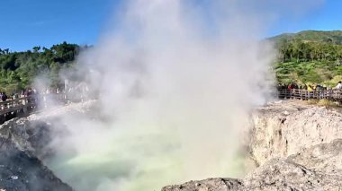 Kawah Sikidang (Sikidang Krateri). Popüler turizm merkezi. Burası sülfürik buhar, kaynayan çamur ve jeotermal aktiviteleriyle bilinir.