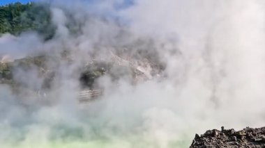 Kawah Sikidang (Sikidang Krateri). Popüler turizm merkezi. Burası sülfürik buhar, kaynayan çamur ve jeotermal aktiviteleriyle bilinir.