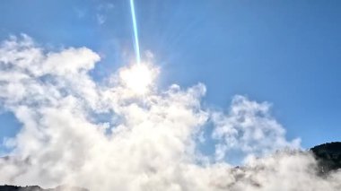 Kawah Sikidang (Sikidang Krateri). Popüler turizm merkezi. Burası sülfürik buhar, kaynayan çamur ve jeotermal aktiviteleriyle bilinir.