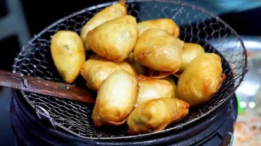 Martabak Madura (vermicelli martabak, martabak bihun). Genellikle çeşitli tatlandırıcı malzemelerle yapılan lezzetli bir martabak türüdür.