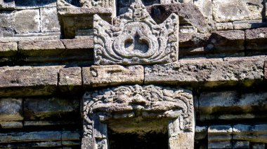 Dieng 'deki Arjuna Tapınağı kompleksindeki rahatlama. (Bu tesiste Semar, Srikandi, Puntadewa ve Sembadra tapınakları var.).