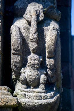Dieng 'deki Arjuna Tapınağı kompleksindeki rahatlama. (Bu tesiste Semar, Srikandi, Puntadewa ve Sembadra tapınakları var.).