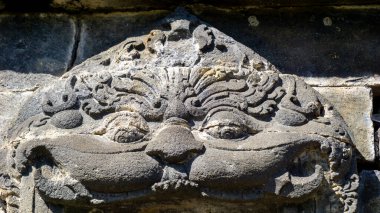 Dieng 'deki Arjuna Tapınağı kompleksindeki rahatlama. (Bu tesiste Semar, Srikandi, Puntadewa ve Sembadra tapınakları var.).