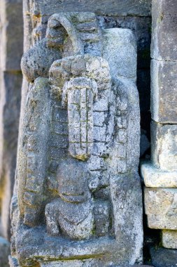 Dieng 'deki Arjuna Tapınağı kompleksindeki rahatlama. (Bu tesiste Semar, Srikandi, Puntadewa ve Sembadra tapınakları var.).