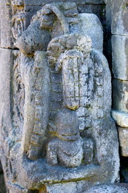 Dieng 'deki Arjuna Tapınağı kompleksindeki rahatlama. (Bu tesiste Semar, Srikandi, Puntadewa ve Sembadra tapınakları var.).