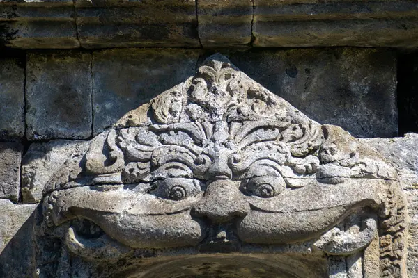 Dieng 'deki Arjuna Tapınağı kompleksindeki rahatlama. (Bu tesiste Semar, Srikandi, Puntadewa ve Sembadra tapınakları var.).