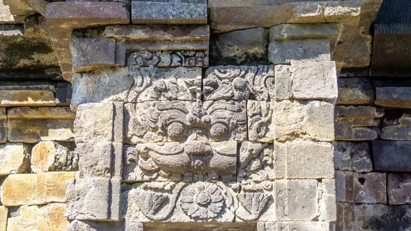 Dieng 'deki Arjuna Tapınağı kompleksindeki rahatlama. (Bu tesiste Semar, Srikandi, Puntadewa ve Sembadra tapınakları var.).