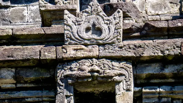 Dieng 'deki Arjuna Tapınağı kompleksindeki rahatlama. (Bu tesiste Semar, Srikandi, Puntadewa ve Sembadra tapınakları var.).