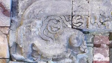 Dieng 'deki Arjuna Tapınağı kompleksindeki rahatlama. (Bu tesiste Semar, Srikandi, Puntadewa ve Sembadra tapınakları var.).