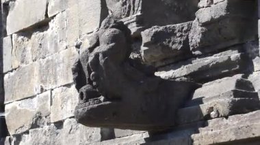 Dieng 'deki Arjuna Tapınağı kompleksindeki rahatlama. (Bu tesiste Semar, Srikandi, Puntadewa ve Sembadra tapınakları var.).