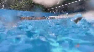 Yüzme havuzuna yağmur damlaları düşüyor. Temiz yüzme havuzu.
