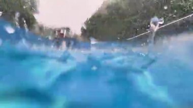 Yüzme havuzuna yağmur damlaları düşüyor. Temiz yüzme havuzu.