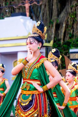 Endonezyalı gedog blitar dansı yapıyor. Bu dans hoş geldin dansı demek.