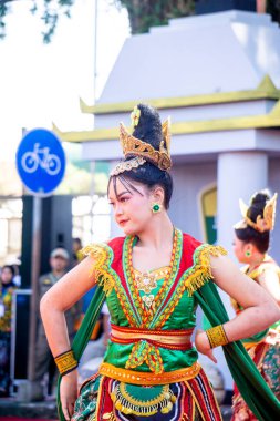 Endonezyalı gedog blitar dansı yapıyor. Bu dans hoş geldin dansı demek.