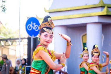 Endonezyalı gedog blitar dansı yapıyor. Bu dans hoş geldin dansı demek.