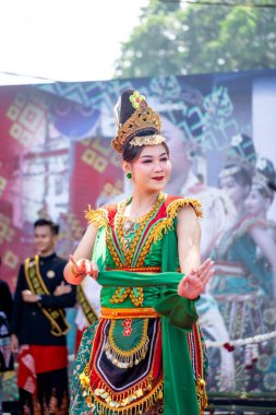 Endonezyalı gedog blitar dansı yapıyor. Bu dans hoş geldin dansı demek.