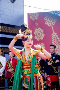 Endonezyalı gedog blitar dansı yapıyor. Bu dans hoş geldin dansı demek.