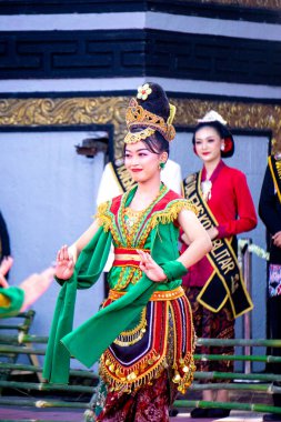 Endonezyalı gedog blitar dansı yapıyor. Bu dans hoş geldin dansı demek.