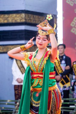 Endonezyalı gedog blitar dansı yapıyor. Bu dans hoş geldin dansı demek.