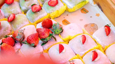 Ekmek kutusuna yerleştirilmiş güzel dekore edilmiş Japon mochi koleksiyonu..