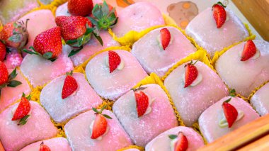 Ekmek kutusuna yerleştirilmiş güzel dekore edilmiş Japon mochi koleksiyonu..