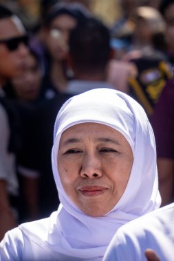 Khofifah Indar Parawansa. Doğu Cava valisi beyaz elbiseli..