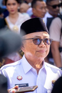 Rijanto. Beyaz gömlekli ve siyah şapkalı Blitar Naibi.