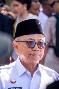 Rijanto. Beyaz gömlekli ve siyah şapkalı Blitar Naibi.