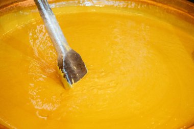 Jenang 'ı yaratma süreci. Jenang geleneksel Endonezya atıştırmalığıdır. Glutenous pilavı, esmer şeker ve hindistan cevizi sütü karışımından yapılır..