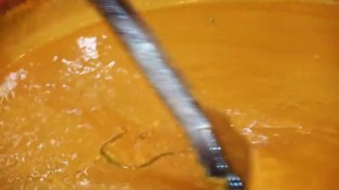 Jenang 'ı yaratma süreci. Jenang geleneksel Endonezya atıştırmalığıdır. Glutenous pilavı, esmer şeker ve hindistan cevizi sütü karışımından yapılır..