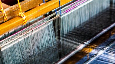 Tenun ikat Bandar, Endonezya yapımı. Geleneksel kumaş ören Endonezyalı bir kadın. Endonezya 'da geleneksel pamuk dokuma.