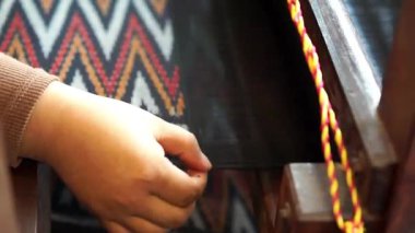 Tenun ikat Bandar, Endonezya yapımı. Geleneksel kumaş ören Endonezyalı bir kadın. Endonezya 'da geleneksel pamuk dokuma.