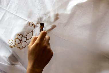 Batik kumaş yapma süreci. Batik, motifleri elle yapılmış, Endonezya kökenli bir kumaş türüdür..