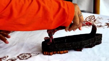 Batik kumaş yapma süreci. Batik, motifleri elle yapılmış, Endonezya kökenli bir kumaş türüdür..