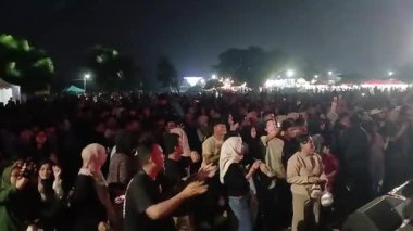 Endonezyalılar dans ediyor ve birlikte bir Cava şarkısı söylüyorlar. Mutlu ve neşeli..