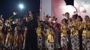 Endonezyalılar dans ediyor ve birlikte Endonezya şarkısı söylüyorlar. Mutlu ve neşeli..