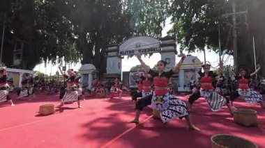 Endonezyalılar dans ediyor ve bir Cava şarkısı söylüyorlar. Neşeli ve mutlu.