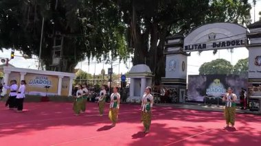 Endonezyalılar dans ediyor ve bir Cava şarkısı söylüyorlar. Neşeli ve mutlu.