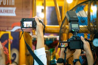 Gazeteciler röportaj ve iş görüşmelerinde olayları kaydediyor ve fotoğraflarını çekiyorlar.