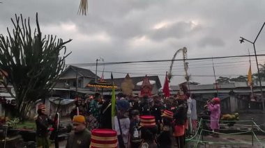 Tumpeng Agung Nusantara Karnavalı, Palah Tapınağı 'nın (Penataran Tapınağı) açılışını kutlamak için düzenlenir.)
