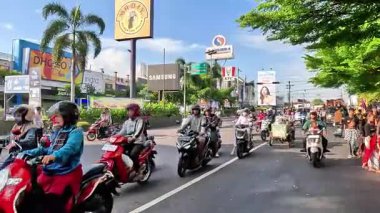Sabahları sokaklar motorlu araçlarla dolu. İnsanlar işe gittiğinde otoyol tıkanmaya başlar..