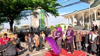 Kediri, Doğu Java Belediye Başkanı Vinanda Prameswati, Suro ayı kutlamalarına katıldı.)