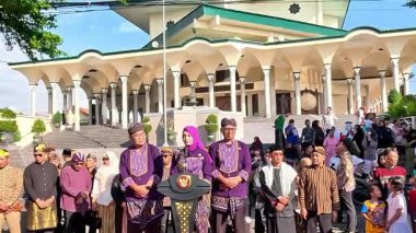 Kediri, Doğu Java Belediye Başkanı Vinanda Prameswati, Suro ayı kutlamalarına katıldı.)