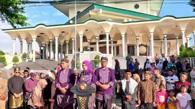 Kediri, Doğu Java Belediye Başkanı Vinanda Prameswati, Suro ayı kutlamalarına katıldı.)