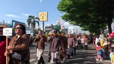 Bazı insanlar yeni yılı kutlamak için kültürel bir geçit töreninde yürürler (grebeg suro).